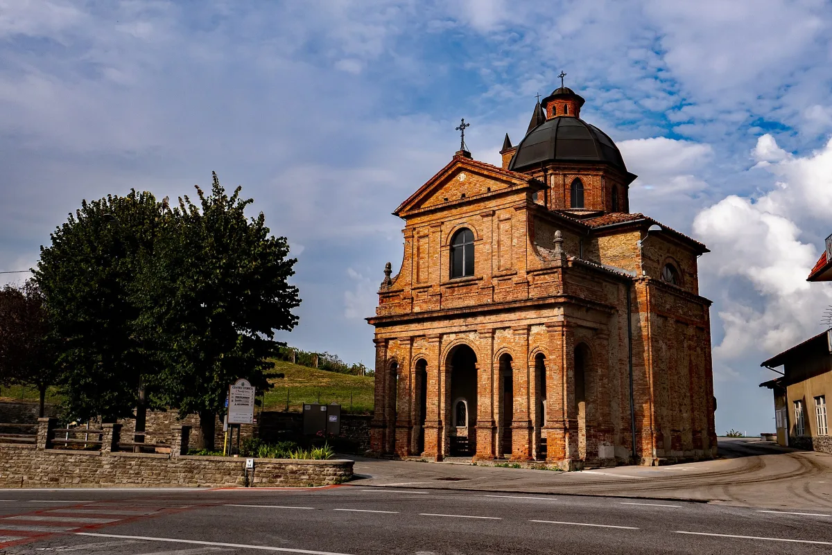 I Migliori Trekking nelle Langhe e Barolo: Avventure tra Vigneti e Castelli