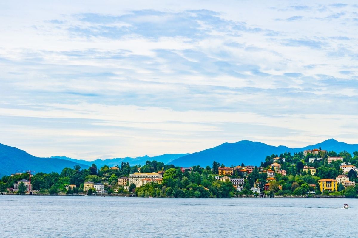 Vista panoramica di Verbania e Lago Maggiore, cielo blu e vegetazione
