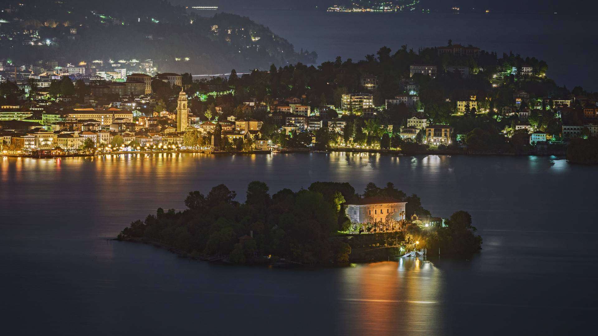 Panorama serale di Verbania e Lago Maggiore, illuminato e suggestivo