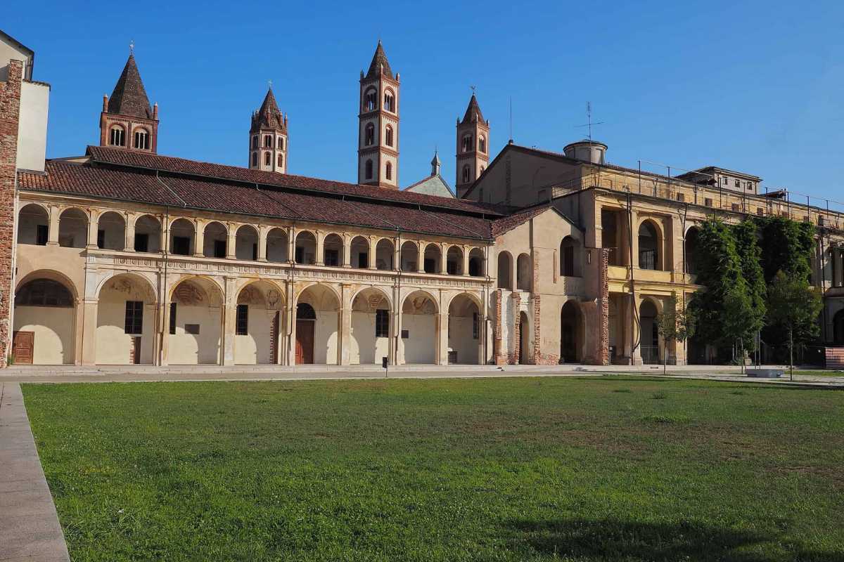Interno di un ristorante tipico a Vercelli con piatti di riso