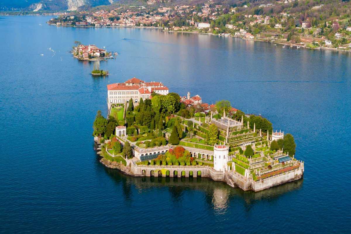 Traghetto che attraversa il Lago Maggiore con Stresa sullo sfondo