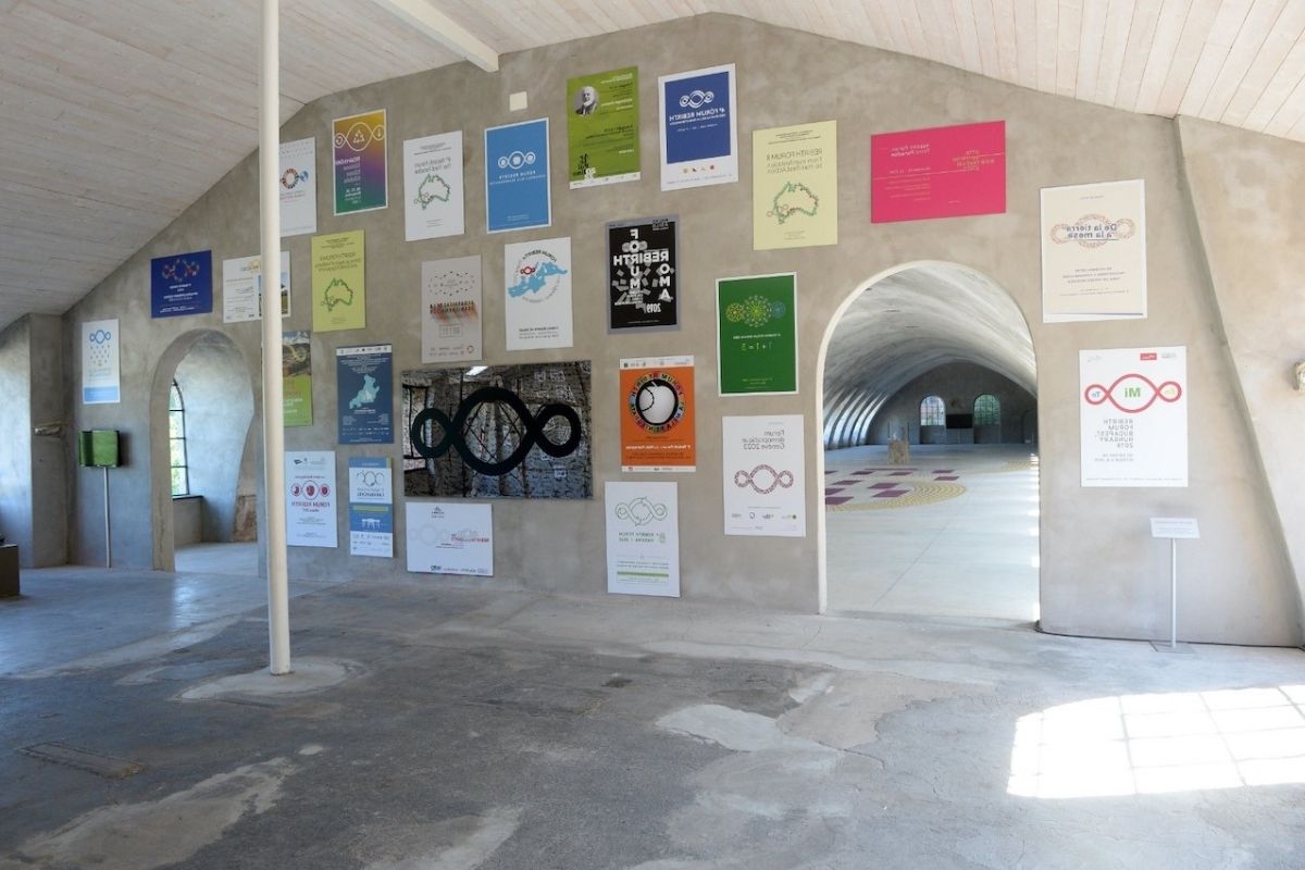 Interazione tra arte e natura alla Fondazione Pistoletto, evidenziando opere artistiche nel parco
