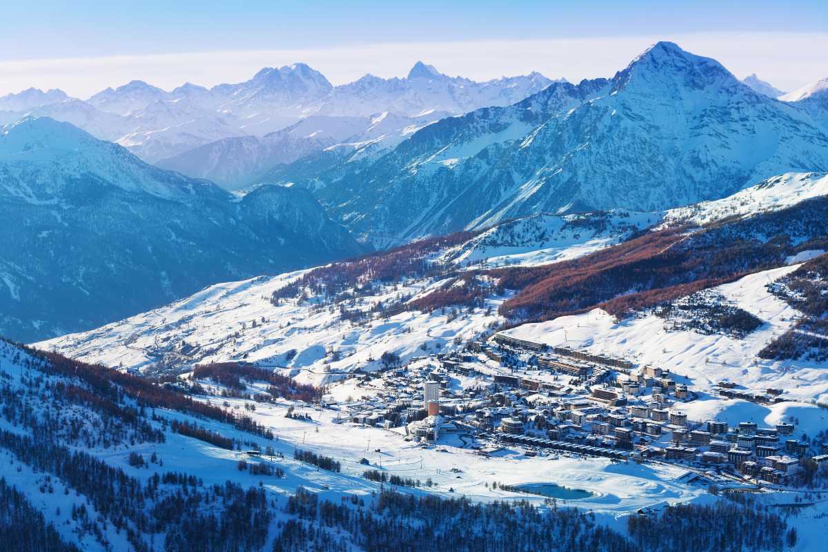 Vista del Lago di Sestriere durante l'estate