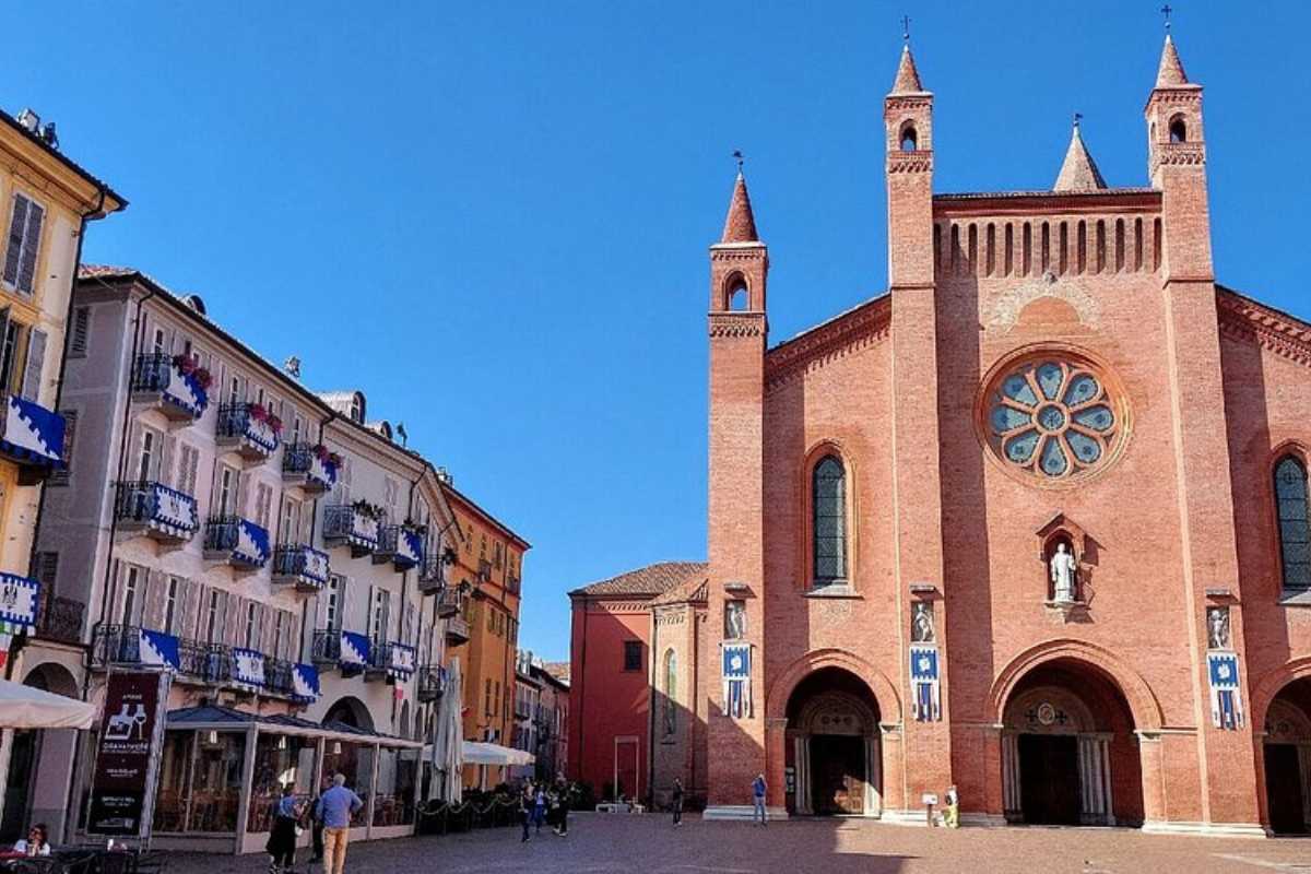 Interno della Cattedrale di San Lorenzo, evidenziando gli affreschi e l'architettura