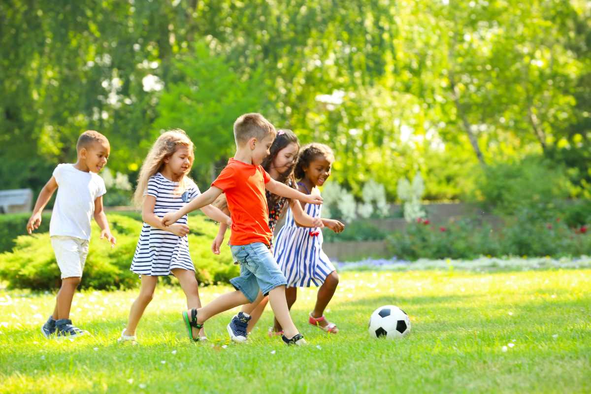 Bambini che giocano in un parco di Cuneo