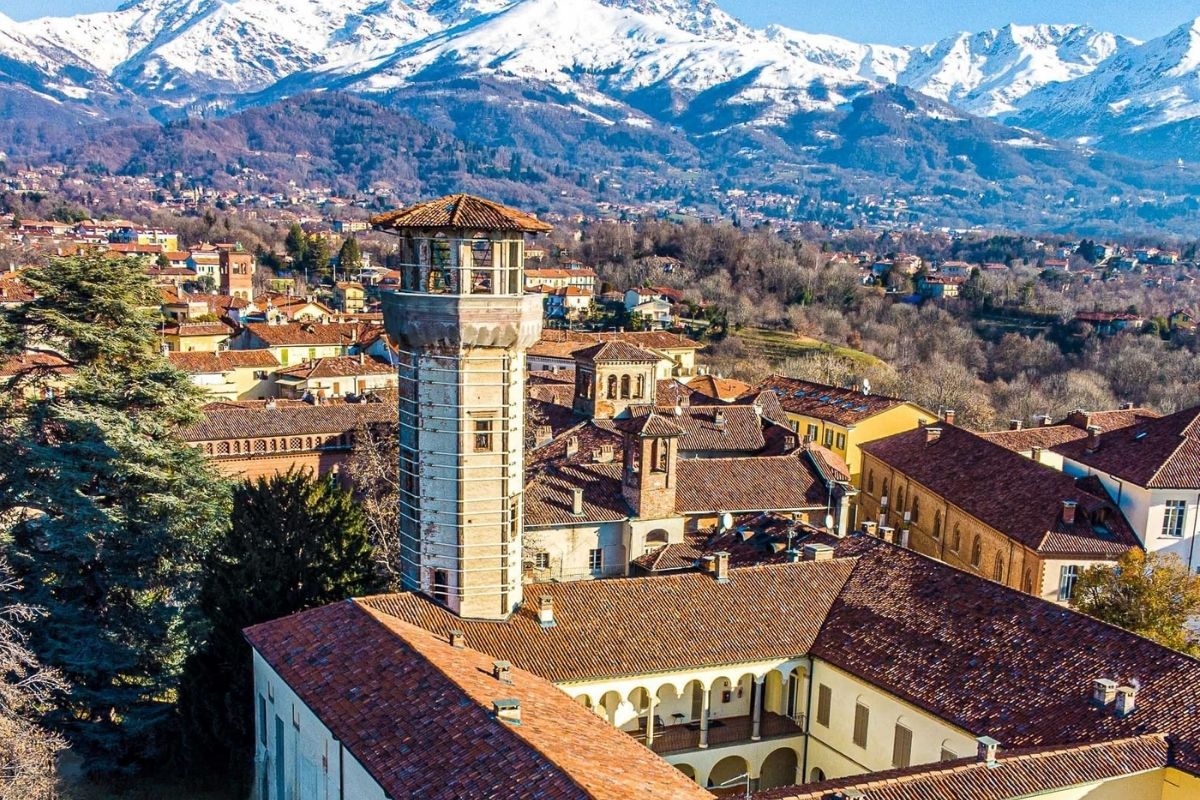 Vista panoramica di Biella con piatti tipici in evidenza