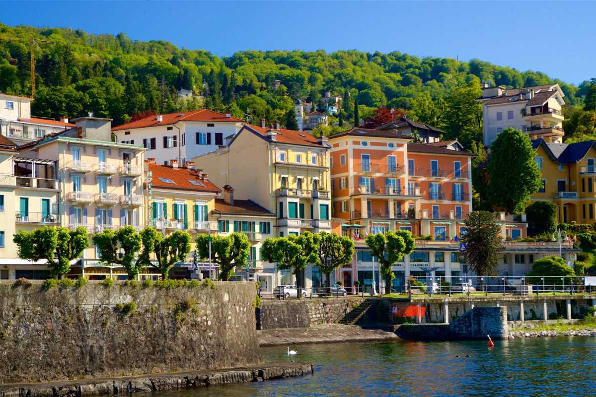 Vista panoramica di Stresa con piatti tipici locali in evidenza