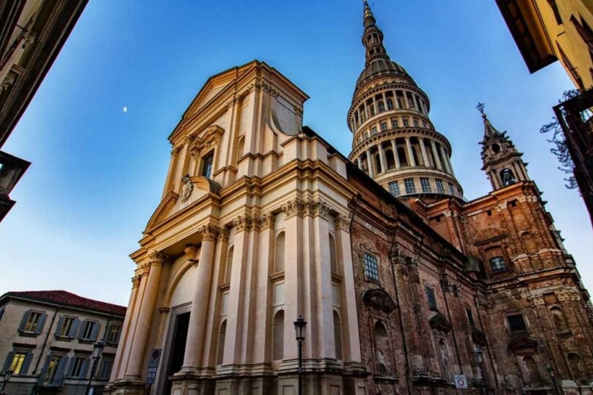 Vista panoramica della Cupola di San Gaudenzio con eventi culturali in primo piano