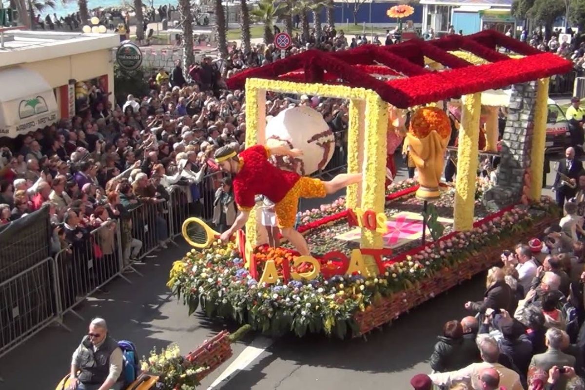 Festa dei Fiori a Verbania, con carri fioriti e gente che partecipa alla parata