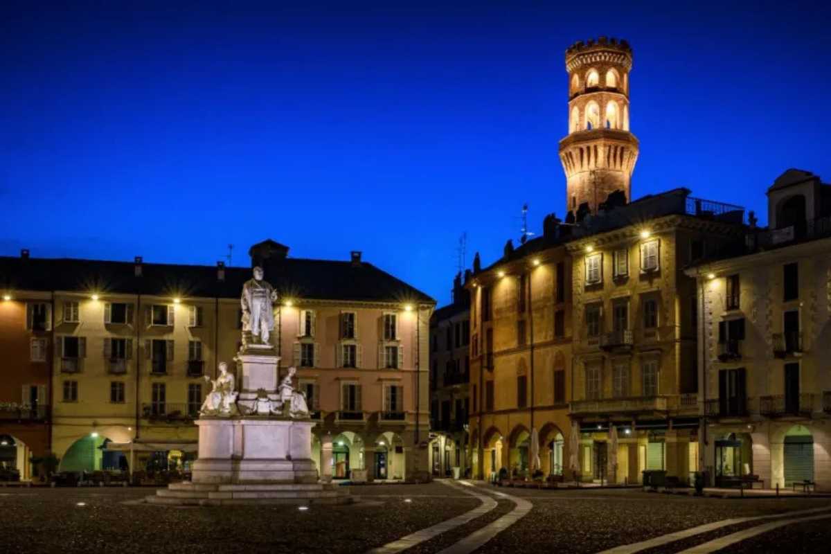 Mercatini di Natale a Vercelli con luci e decorazioni festive