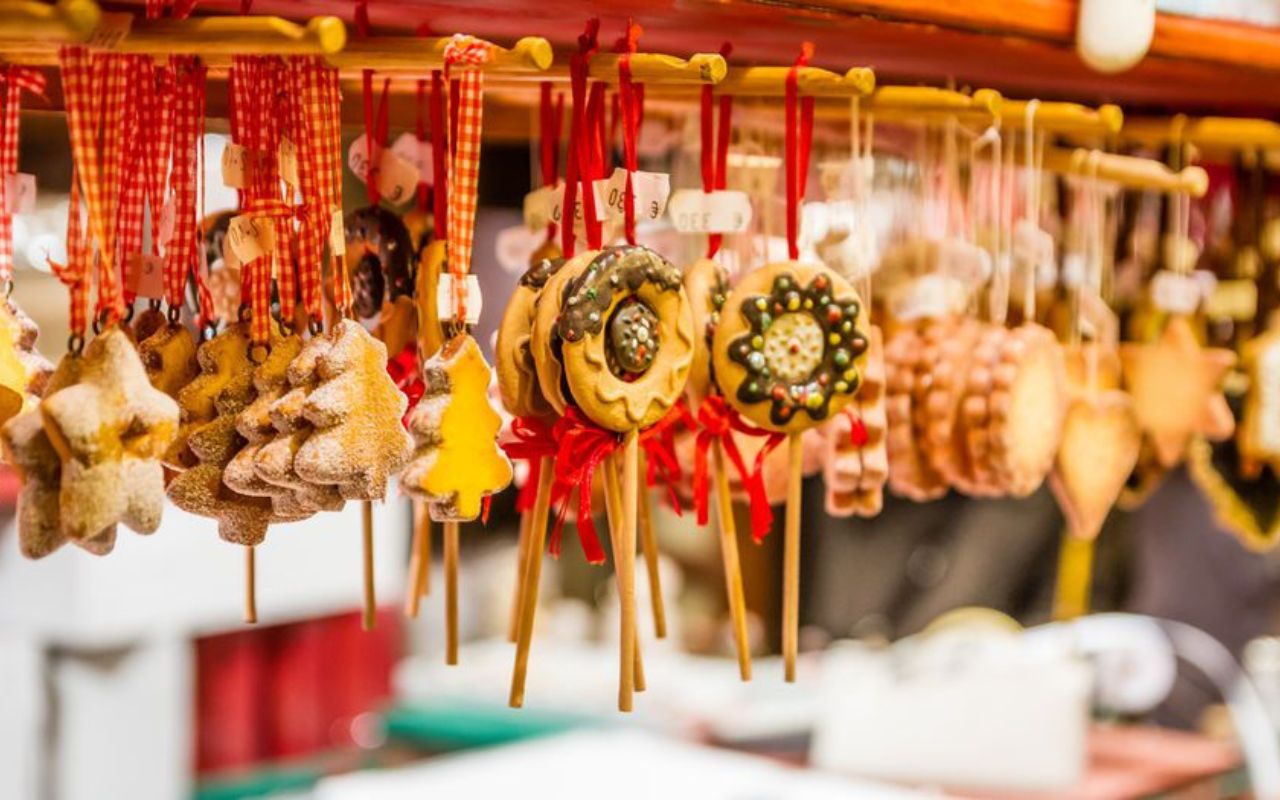 Mercatini di Natale nelle Langhe, con decorazioni e prodotti tipici