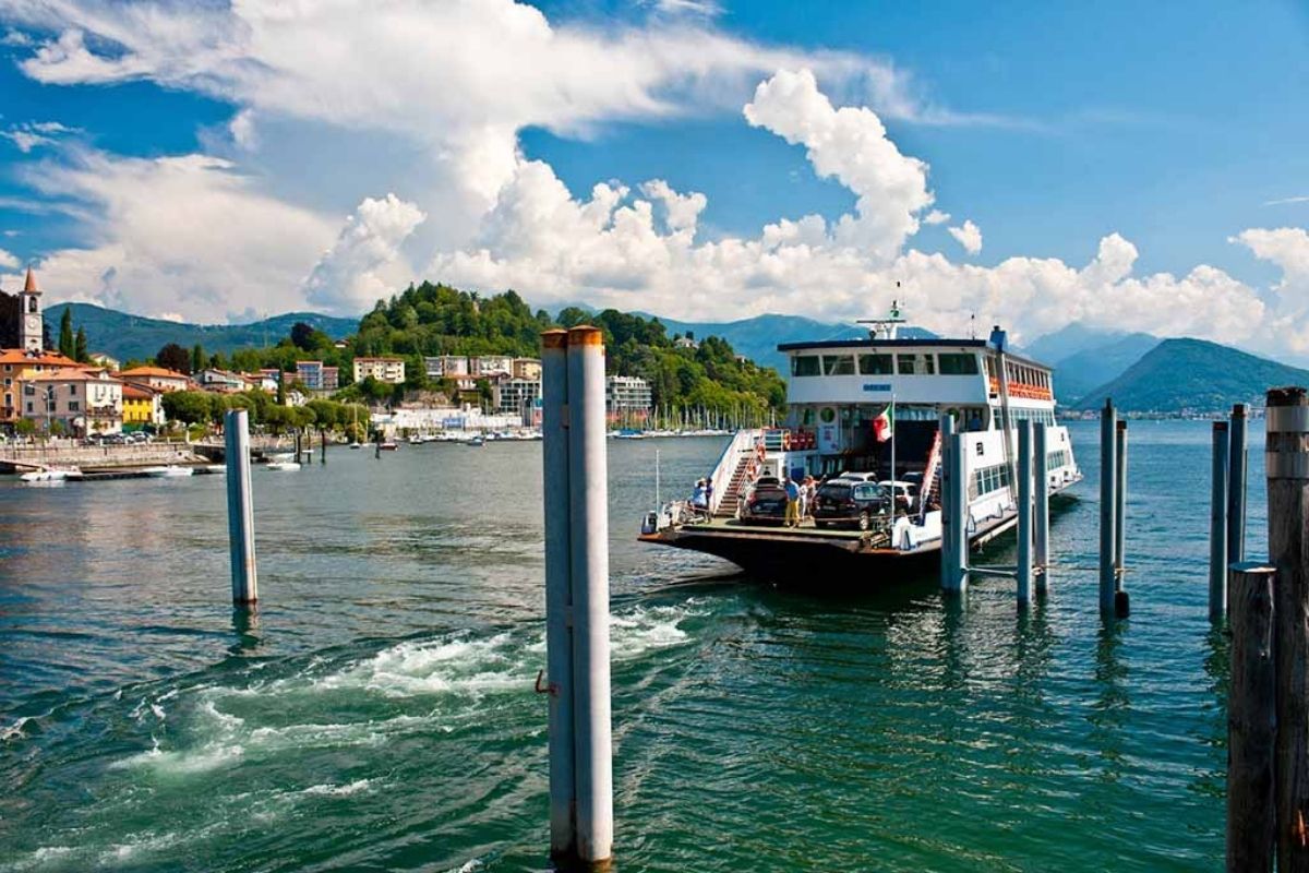 Immagine di un traghetto in navigazione sul Lago Maggiore, con Verbania sullo sfondo