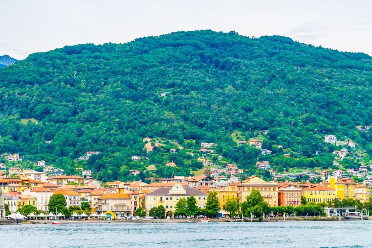 Vista panoramica di Verbania e del Lago Maggiore, evidenziando la bellezza del paesaggio