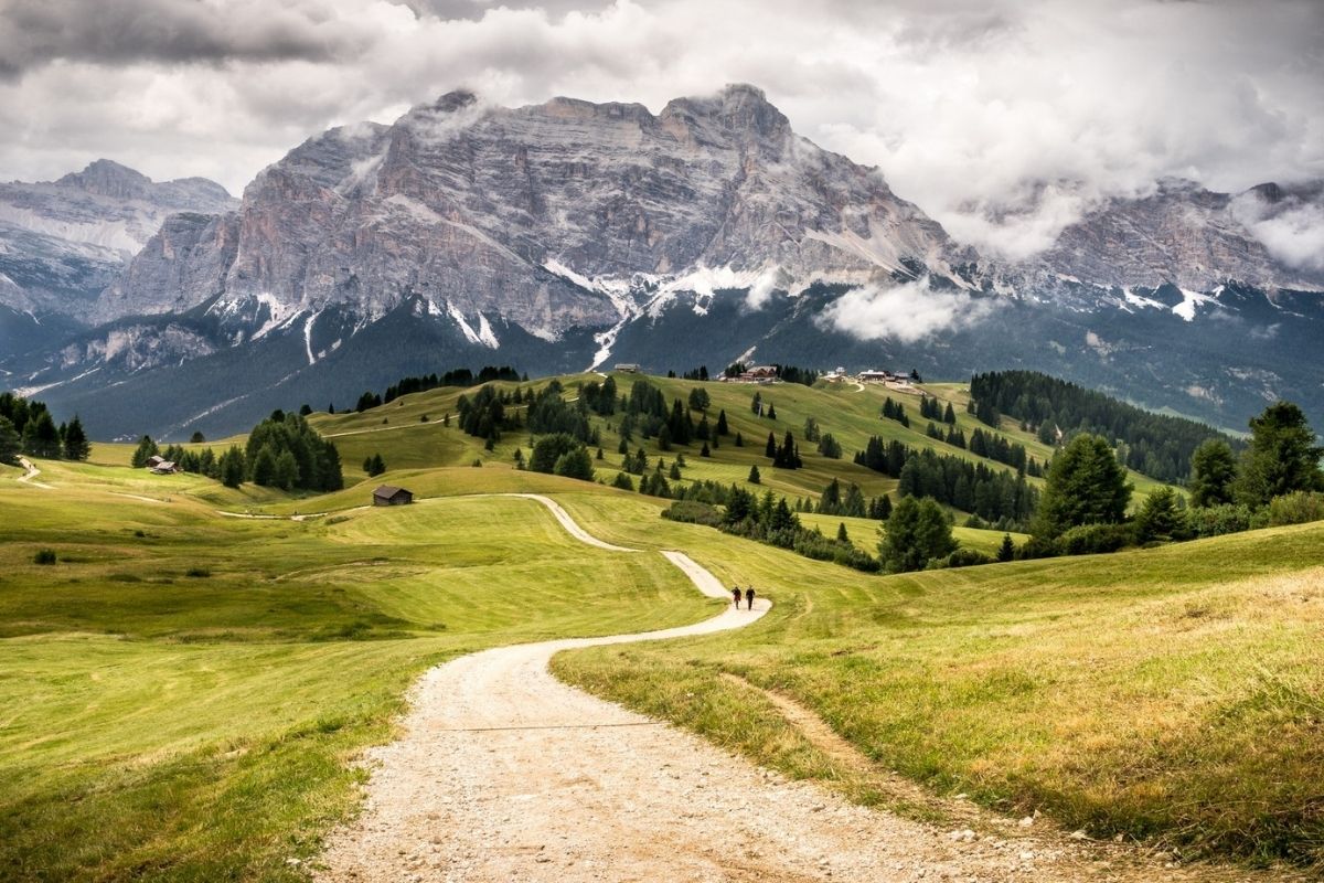 Panorama delle Alpi e colline intorno a Cuneo, con sentieri e natura
