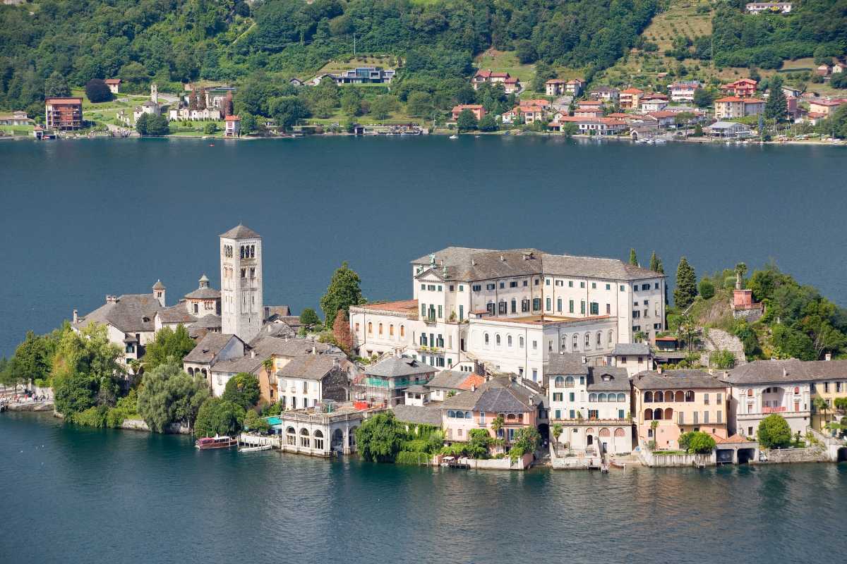 Vista panoramica di Orta San Giulio con bambini che giocano in riva al lago