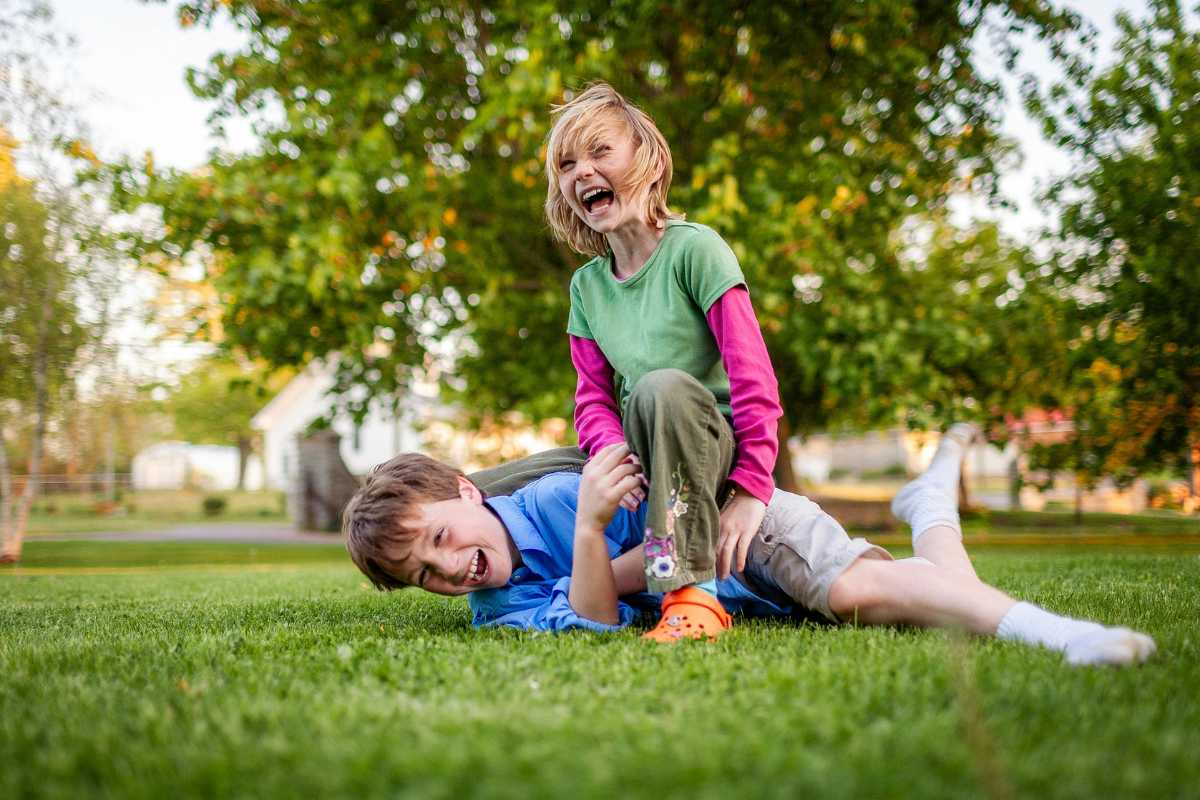 Bambini che esplorano il parco giochi di Orta San Giulio