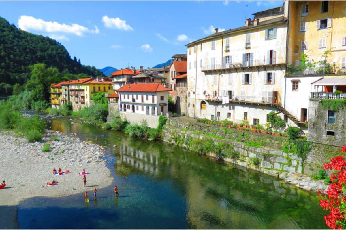 Risaie di Vercelli al tramonto con riflessi sull'acqua