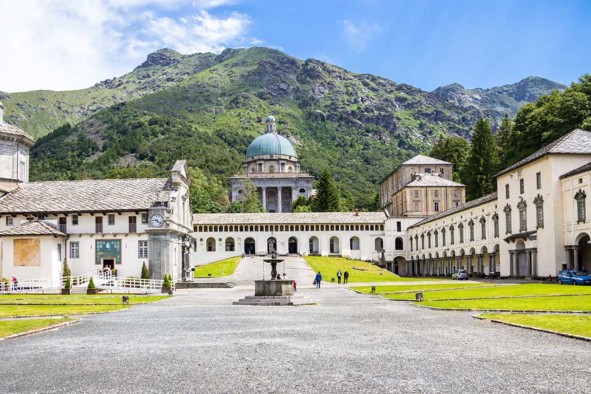 Vista panoramica di Biella con famiglie che esplorano la città