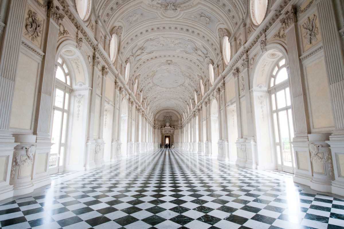 Vista della Reggia di Venaria con i giardini fioriti