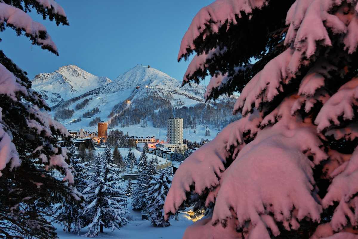 Vista panoramica di Sestriere con le montagne e le piste da sci in primo piano