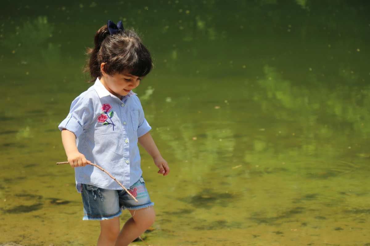 Panorama di Stresa con bambini che giocano sul lago
