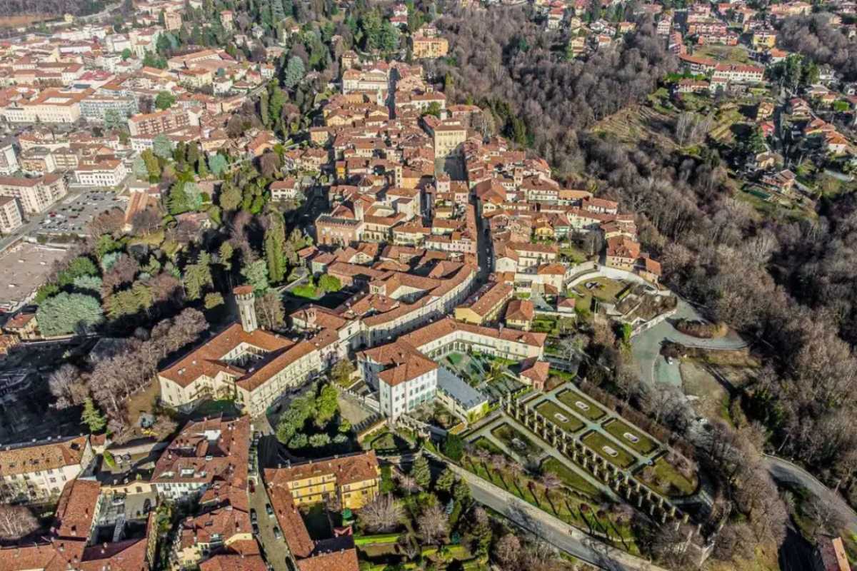 Vista panoramica di Biella con il Sacro Monte sullo sfondo