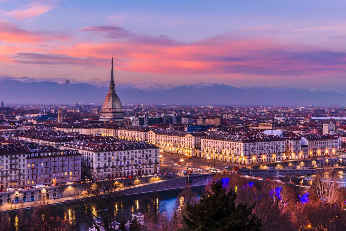 Panorama di Torino con la Mole Antonelliana e i portici storici