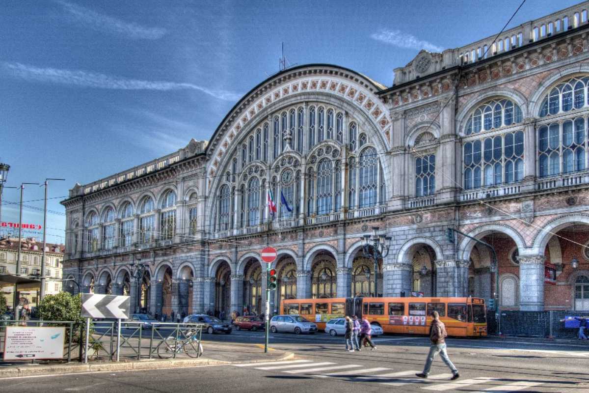 Interno della stazione di Porta Nuova a Torino con treni in arrivo