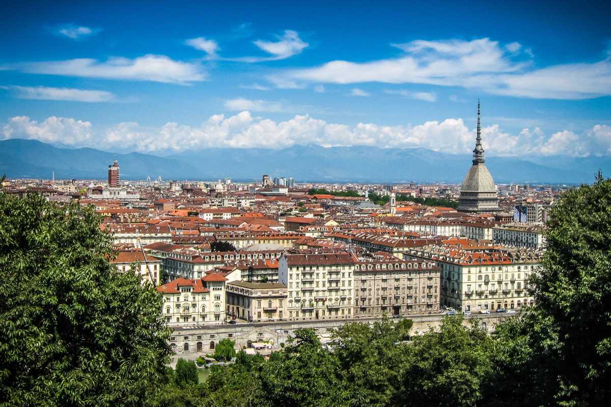 Vista panoramica di Torino con le Alpi sullo sfondo