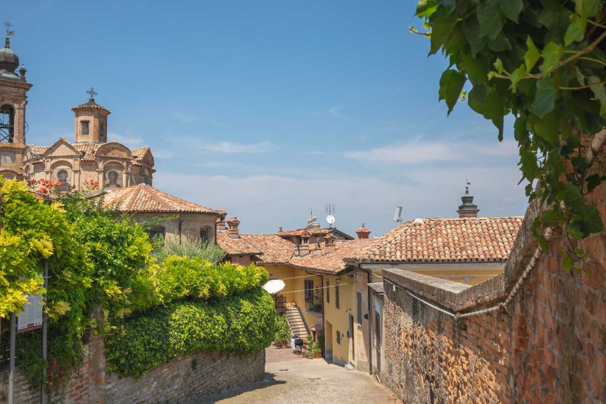 Panorama delle torri medievali di Asti, evidenziando la bellezza architettonica della città