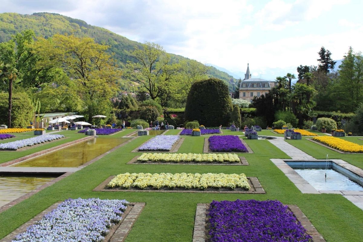 Giardini della Villa Taranto con fiori colorati a Stresa
