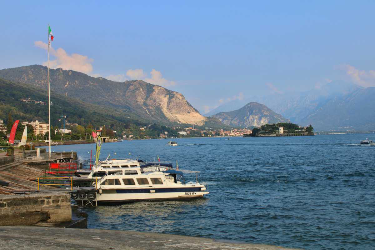Vista panoramica di Stresa con il Lago Maggiore e le Isole Borromee sullo sfondo