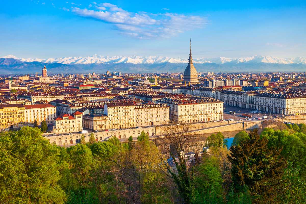 Vista panoramica di Torino con la Mole Antonelliana e i portici storici