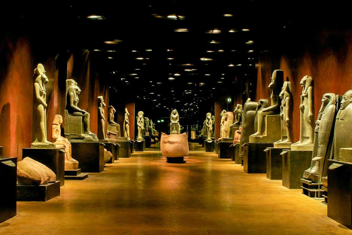 Interno del Museo Egizio di Torino, esposizione di reperti antichi
